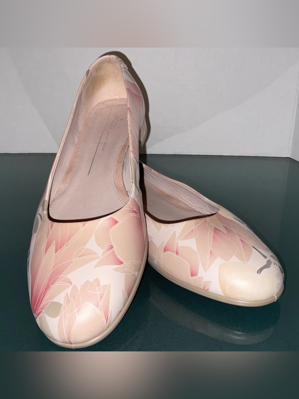 ECCO floral leather flats comfort sole in pastels size 9  WOMEN